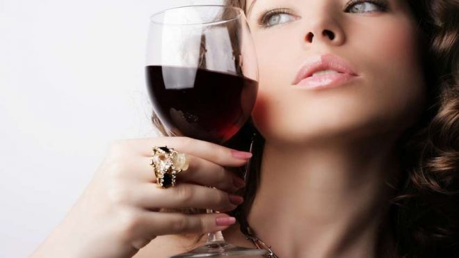 Как разрешить себе алкоголь и не набрать вес: советы нутрициолога