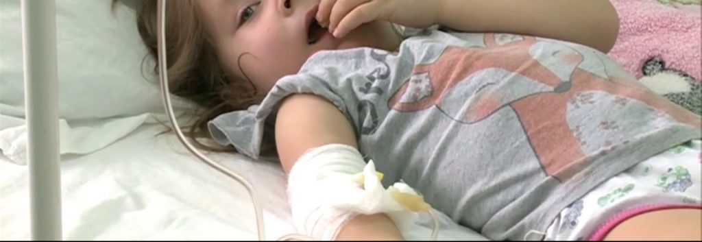 В Днепропетровской области 2-летняя девочка проглотила медикаменты: ее спасают в реанимации