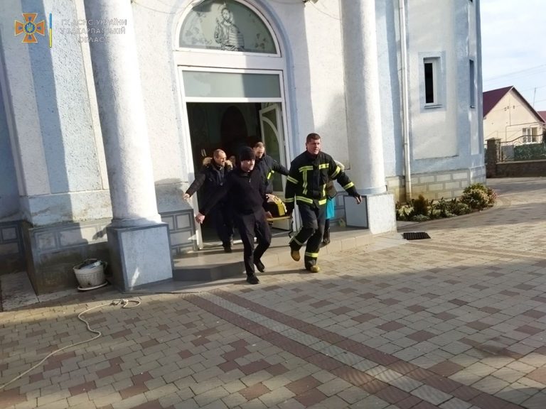 На Закарпатье мужчина упал с купола церкви (ФОТО)