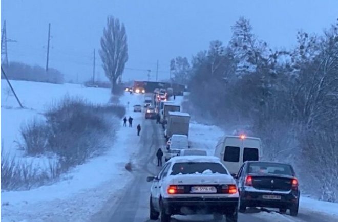 На Ровенщине &#8211; снегопад: транспорт остановился в пробке в сторону Луцка (ФОТО)