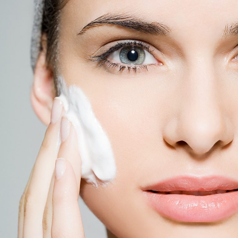 Американские косметологи назвали 6 ингредиентов для улучшения кожи лица
