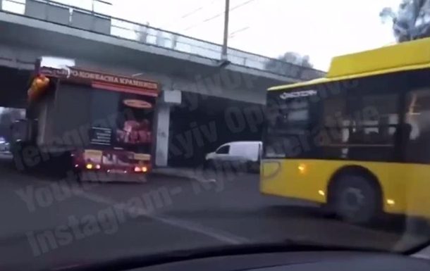 В Киеве перевозивший МАФ грузовик не смог проехать под мостом (ВИДЕО)