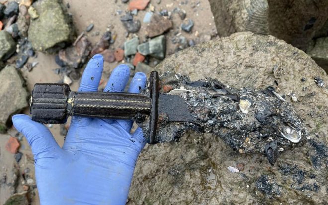 Жительница Лондона на берегу нашла меч XVI века (ФОТО)