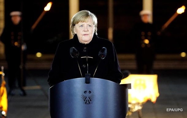 В Берлине устроили церемонию с факелами по случаю ухода Меркель с поста канцлера (ВИДЕО)