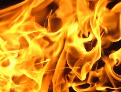 В Киеве тушили пожар в гараже: мужчина получил сильные ожоги