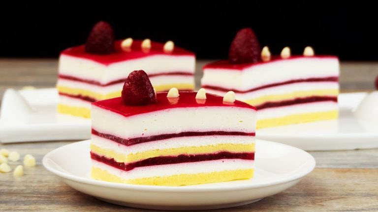 Немецкий кондитер создал светящиеся десерты к празднику (ВИДЕО)