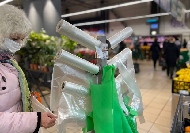Стало грязно: киевляне отреагировали на платные пакеты в супермаркетах