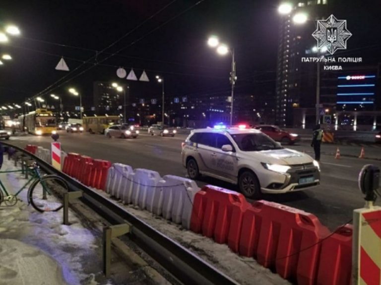 В Киеве полиция перекрыла в обе стороны мост Патона: что известно (ФОТО)