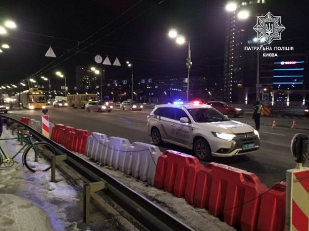 В Киеве полиция перекрыла в обе стороны мост Патона: что известно (ФОТО)