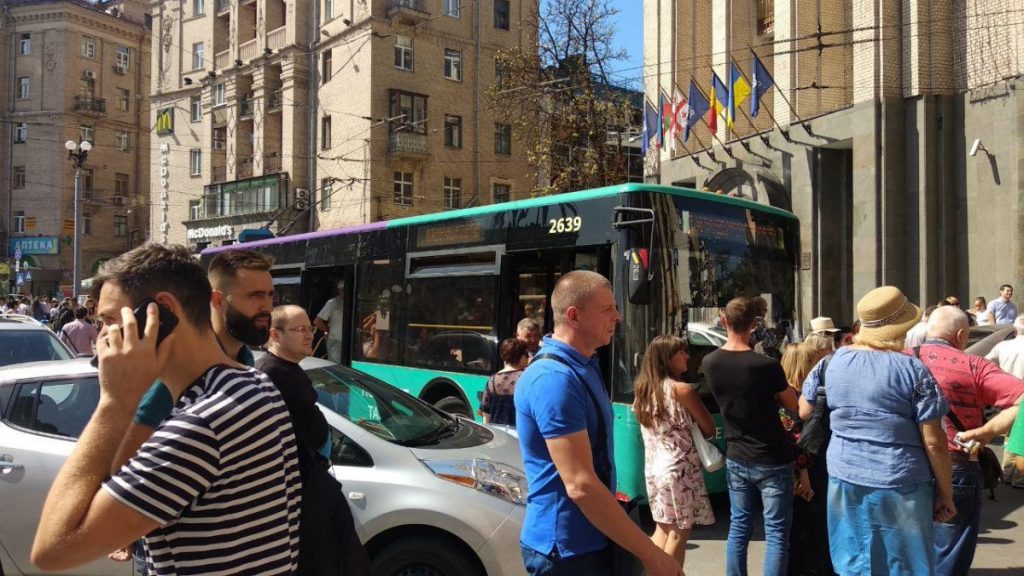 В Киеве «герой парковки» заблокировал движение троллейбусов