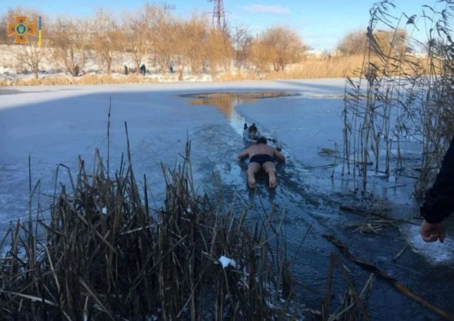 В Кропивницком пятиклассница провалилась под лёд: спасена полуголым мужчиной (ФОТО) 