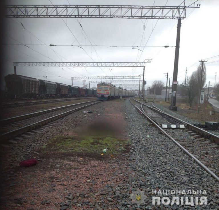 На Киевщине поезд сбил пожилую женщину с велосипедом (ФОТО)