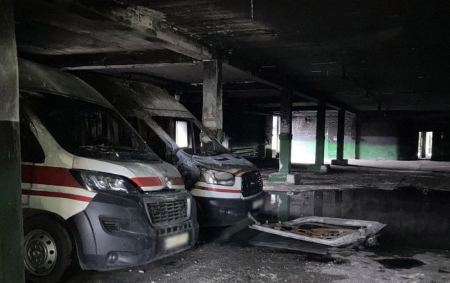 В Краматорске – пожар в диспетчерской «скорой помощи»: сгорело 10 автомобилей (ФОТО)