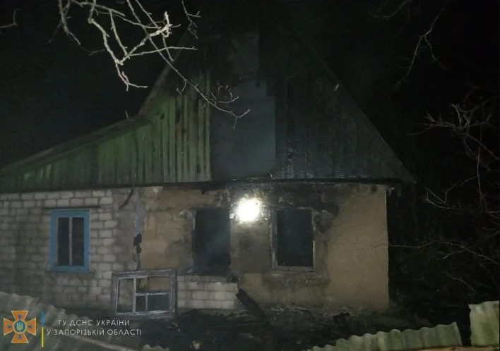 В Запорожье в горящем доме нашли труп женщины (ФОТО)
