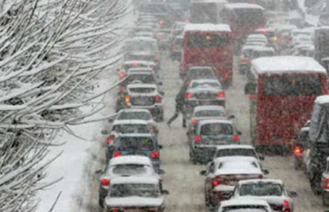 Снегопад в Киеве: город сковали пробки, есть ДТП (ФОТО)