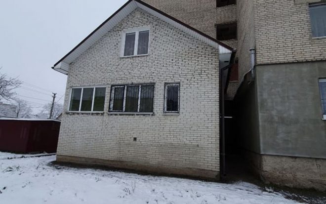 Дом в доме: жительница Волыни присоединила к многоэтажке огромную пристройку (ВИДЕО)