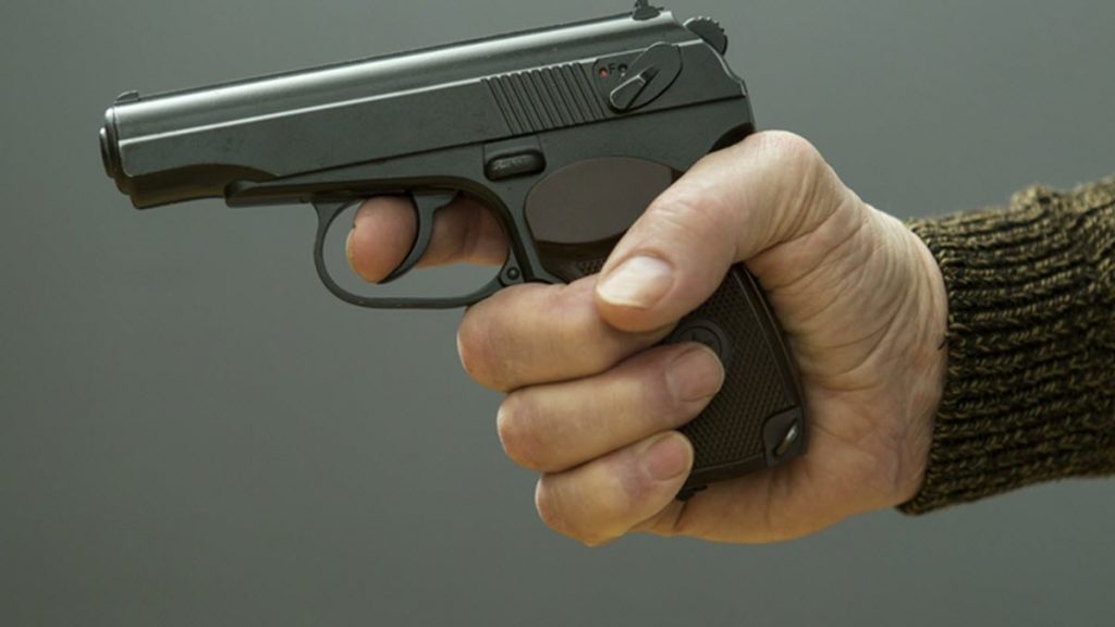 В Сумах молодые люди с пистолетом ограбили подростка (ВИДЕО)