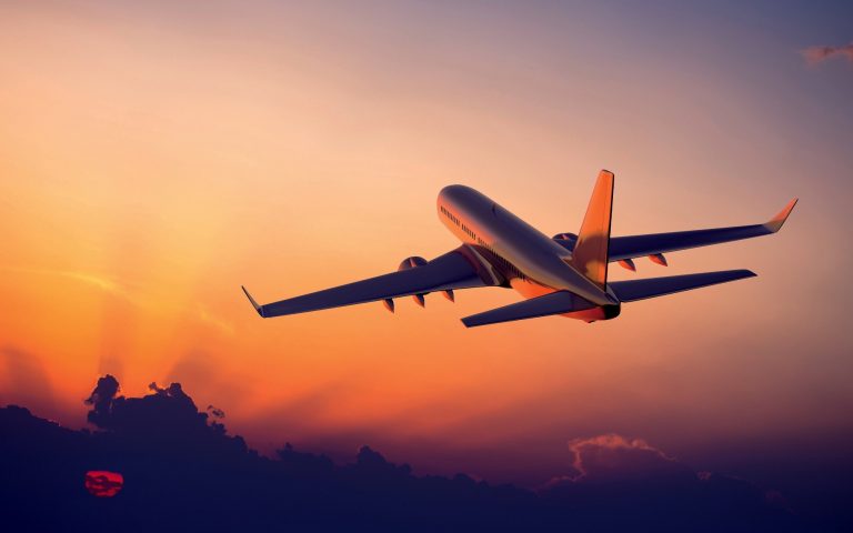 Все чемоданы оставили в аэропорту: швейцарский самолет доставил пассажиров в Испанию без багажа