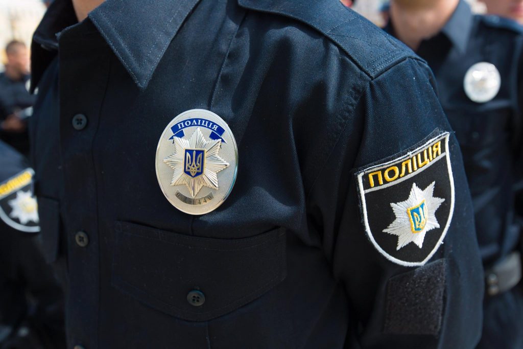 В Кременчуге дебошир напал на правоохранителя, когда тот снимал с него наручники