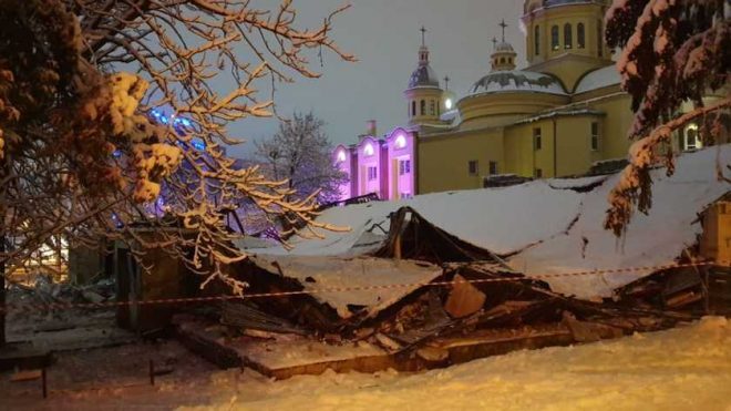 Во Львове сильный снегопад разрушил здание (ФОТО, ВИДЕО)