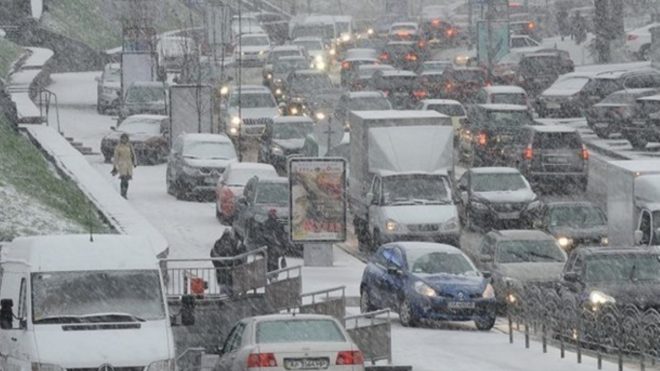 Киев засыпало снегом, на дорогах гололед: движение транспорта осложнено
