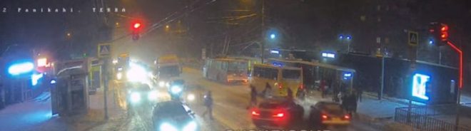 Автомобиль в Днепре сбил людей на переходе: Subaru отбросило на пешеходов  (ФОТО, ВИДЕО)