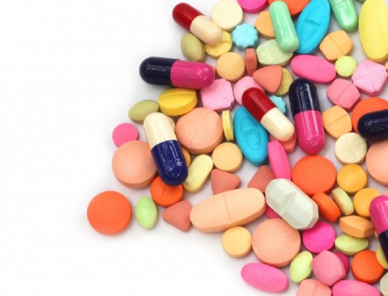 Что должно быть в новогодней аптечке: врач назвал препараты