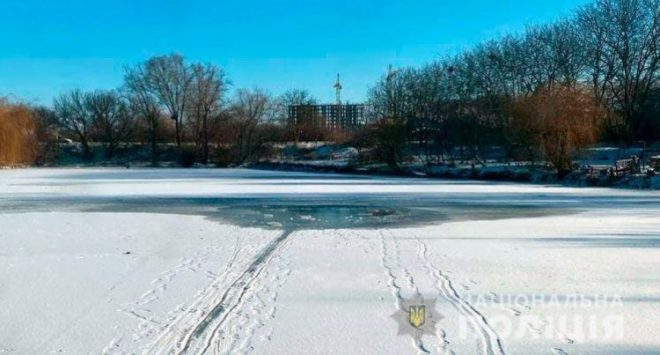 Ушла под лед: В Киеве женщина на коньках едва не утонула в озере (ВИДЕО)