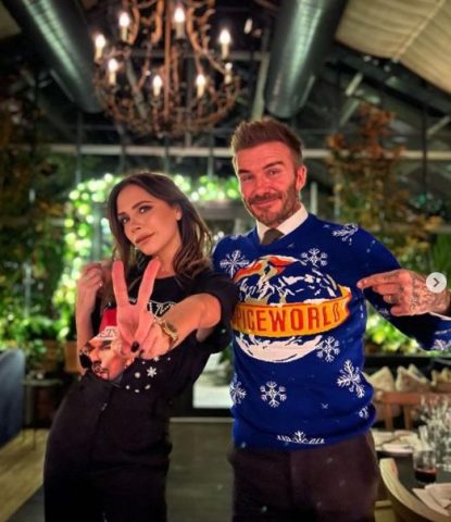  Виктория и Дэвид Бекхэм поделились снимком в праздничных нарядах (ФОТО)