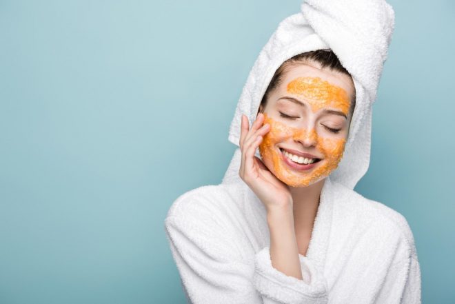 Как перед Новым годом быстро освежить кожу лица: советы косметологов