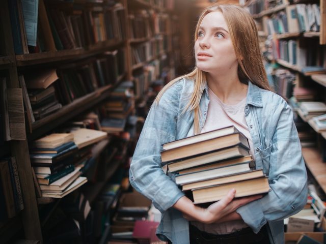 Украинские книжные магазины попали в громкий скандал: не отправляют покупателям книги