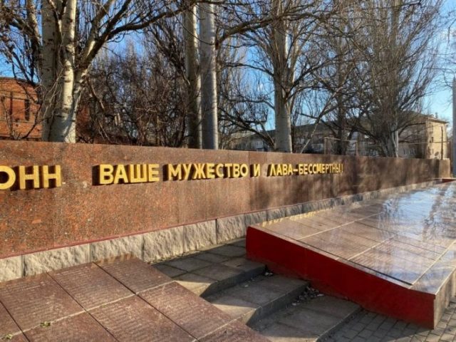 Вандалы осквернили Братское кладбище в Мелитополе (ФОТО)