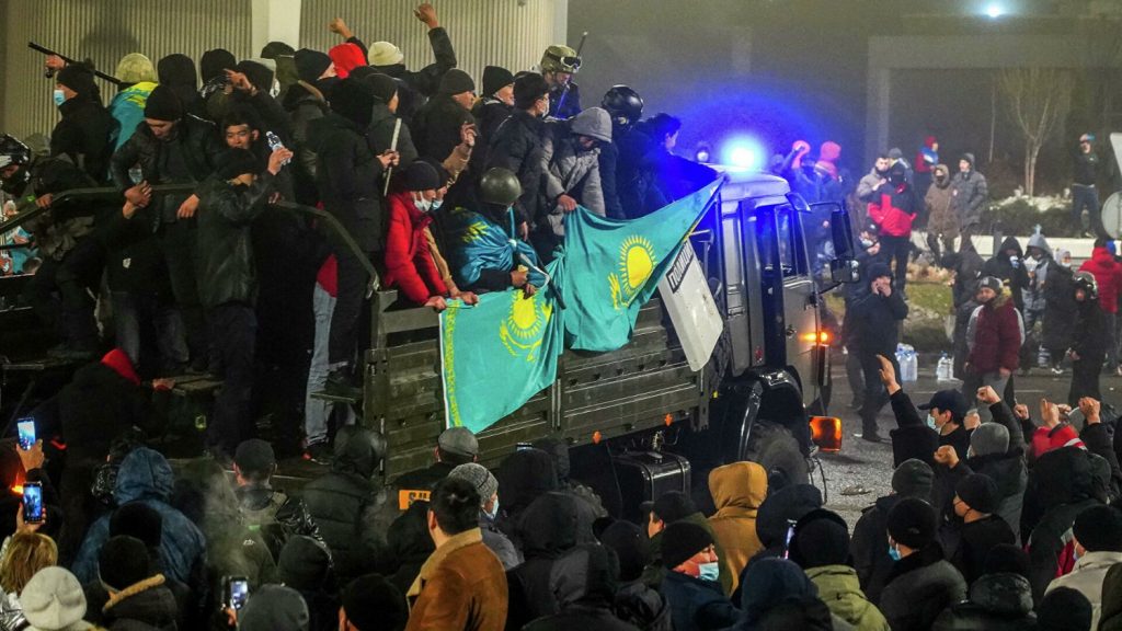 С. Толстов: «В Казахстане нельзя издеваться над людьми, как в Украине»