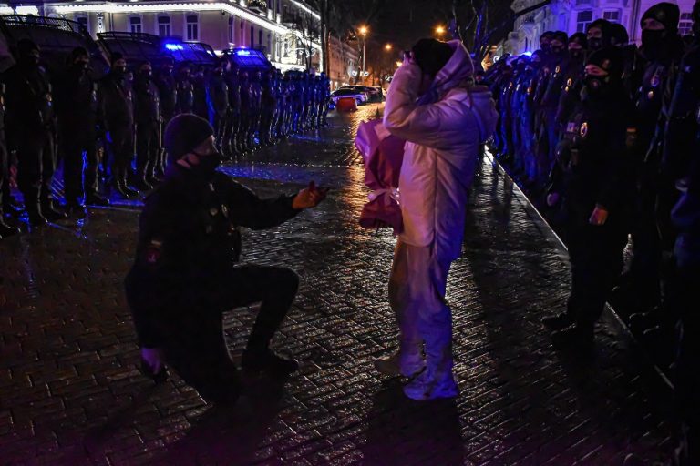 В Одессе нацгвардеец сделал предложение любимой в новогоднюю ночь (ФОТО)