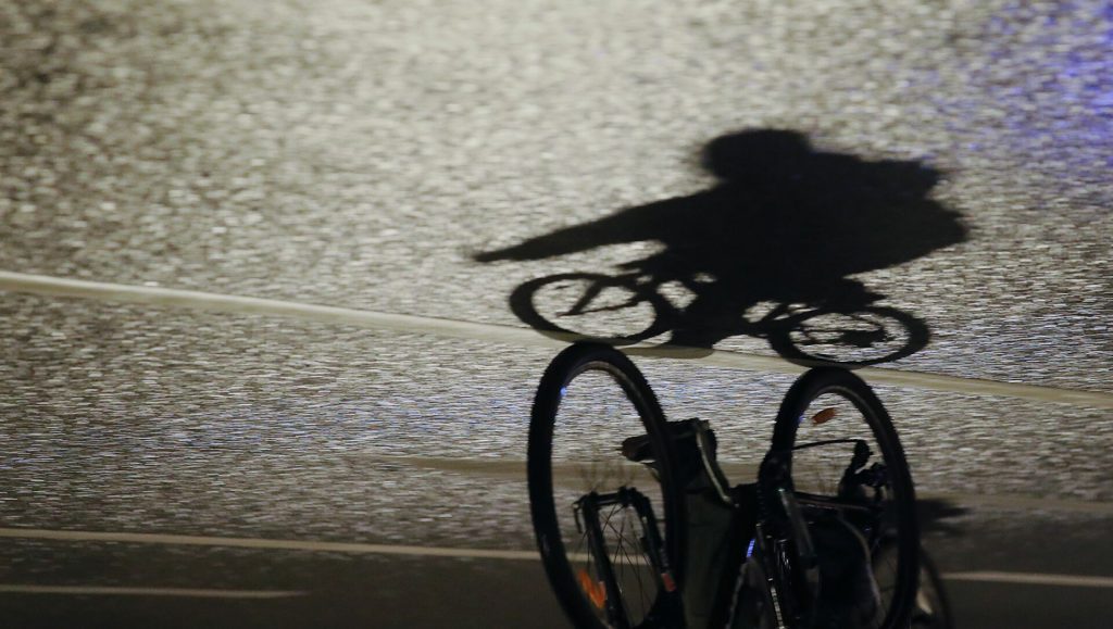 В Херсоне на дороге упал и умер велосипедист (ВИДЕО)