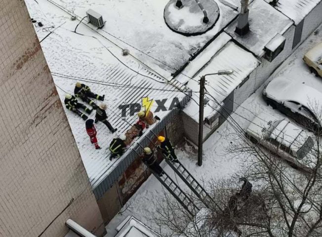 В Харькове мужчина выпал из окна (ФОТО)