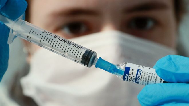Минздрав «выстрелит себе в ногу», отстранив медиков без вакцинации от работы – эксперт