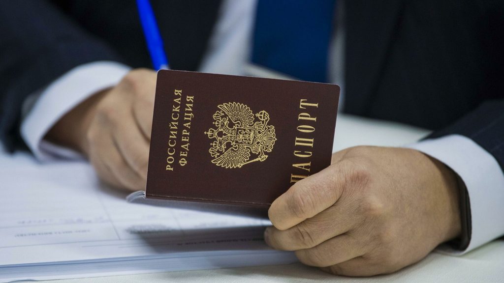В РФ сообщили, сколько жителей Донбасса получили российское гражданство