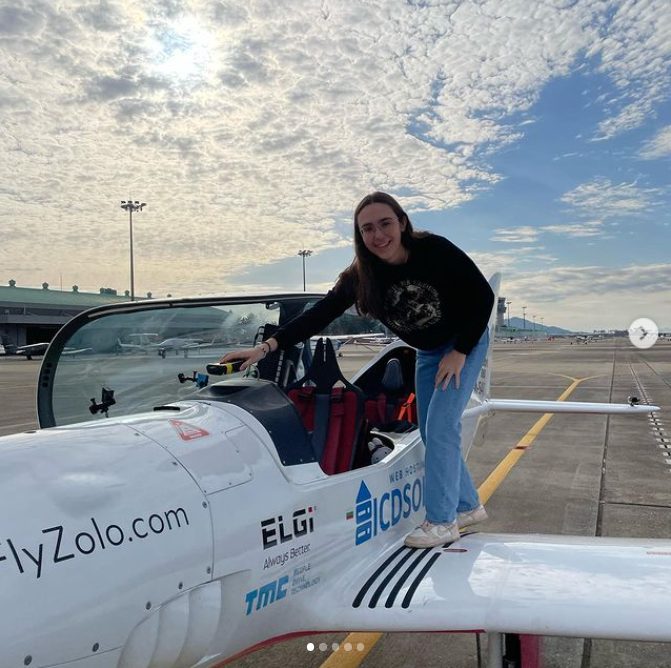 19-летняя бельгийка облетела весь мир на сверхлегком самолете и установила три рекорда (ФОТО)