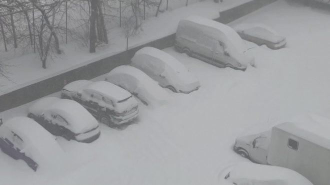 Из-за снежного шторма под Прагой столкнулись десятки автомобилей (ВИДЕО)