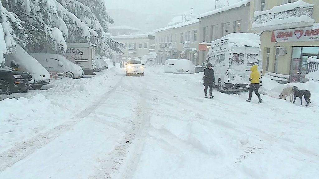 В Грузии сильные снегопады, сугробы достигают 4-х метров (ФОТО)