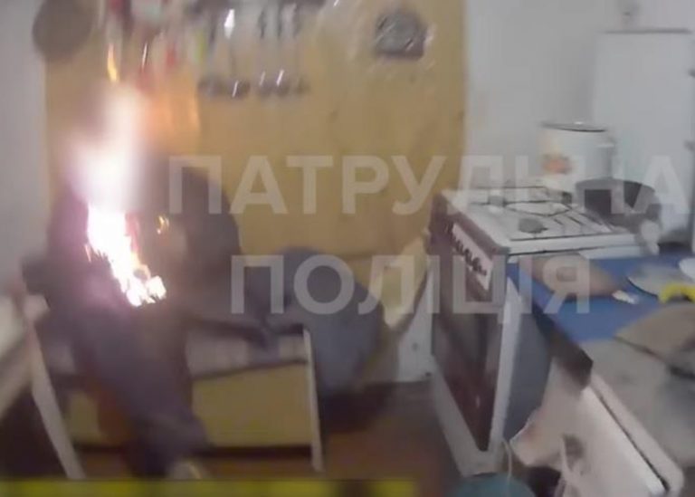 В Харькове мужчина поджег себя на глазах у копов (ВИДЕО)