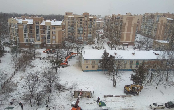 В Феофании в Киеве сносят общежитие с жильцами (ФОТО)