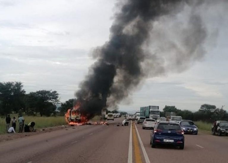В ЮАР 17 пассажиров автобуса сгорели заживо (ФОТО)