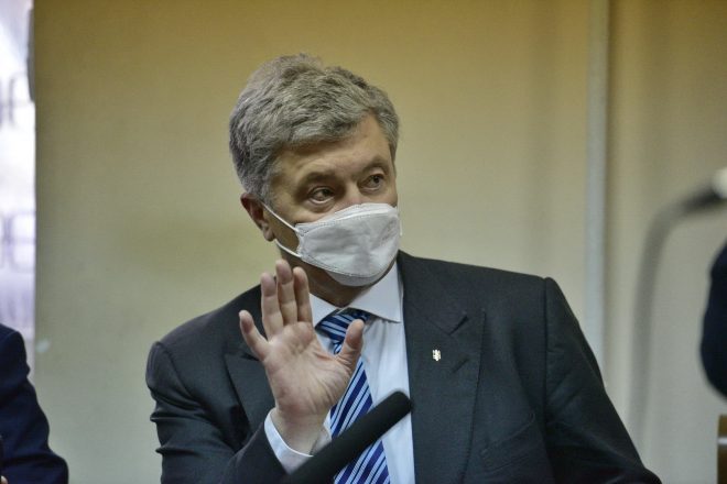 После оглашения вердикта Порошенко, у одного из его сторонников прихватило сердце