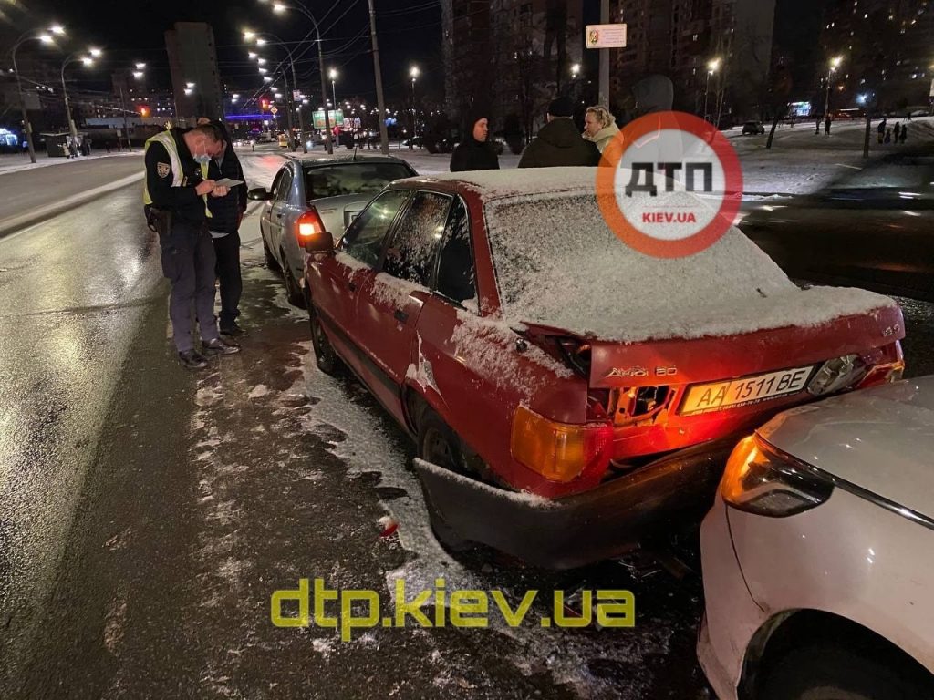 На Троещине в Киеве произошло ДТП-«паровозик» (ФОТО)