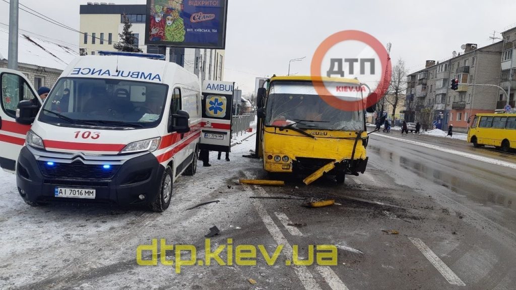 Под Киевом столкнулись Nissan, Hyundai и маршрутка: пострадал ребенок (ФОТО, ВИДЕО)