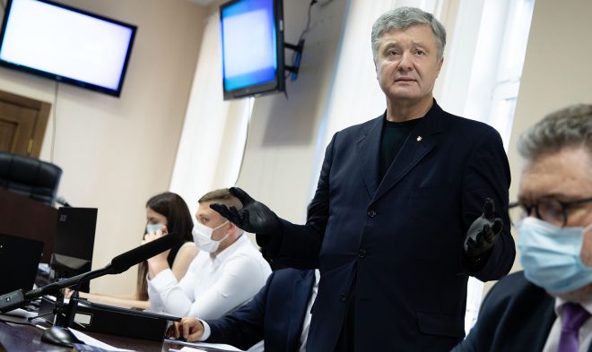 Суд отпустил Порошенко под личное обязательство