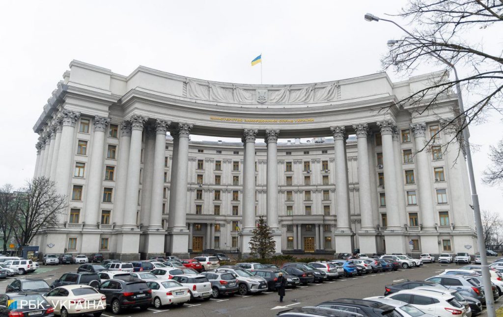 Группа украинцев не может вылететь из Казахстана: МИД ищет для них рейс