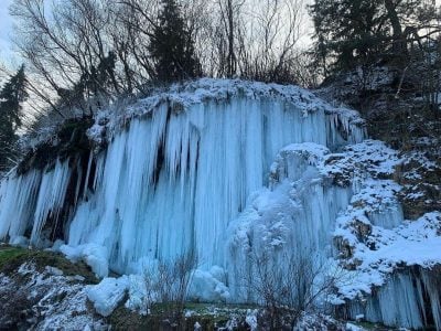 В Румынию съезжаются туристы, чтобы посмотреть на замерзшие водопады (ВИДЕО)